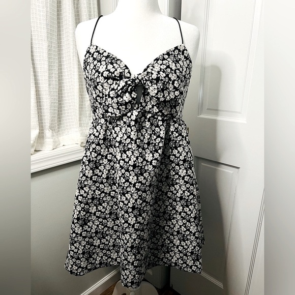 ALICE + OLIVIA • MELVINA FLORAL MINI DRESS - Picture 5 of 11